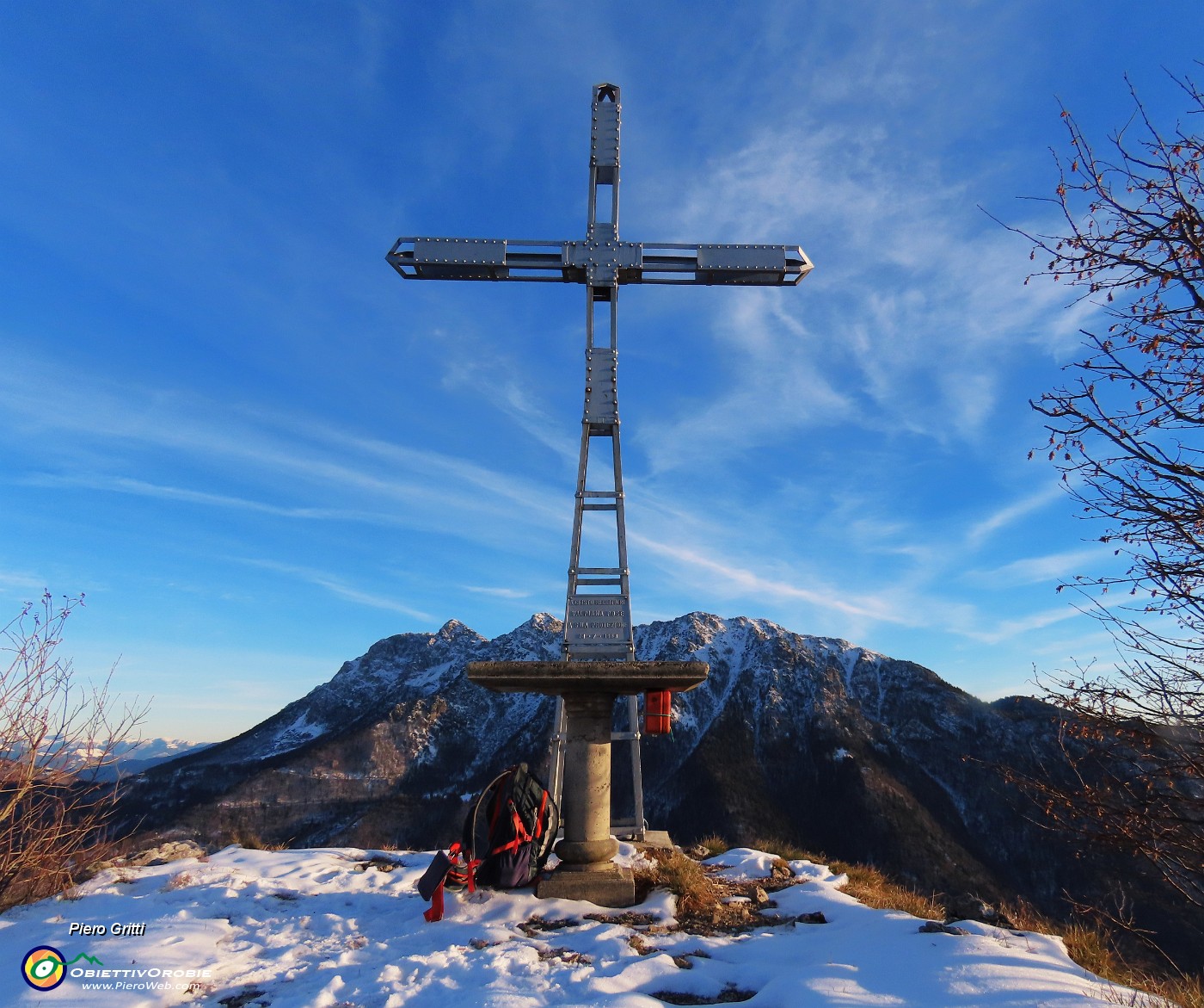 47 La bella croce del Monte Castello (1425 m) con Alben.JPG